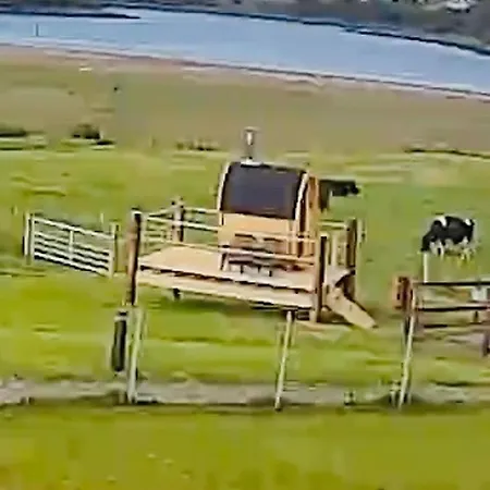 The Lazy Llama Shepherd Hut & Sauna *
