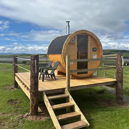 The Lazy Llama Shepherd Hut & Sauna Farm Apartment *