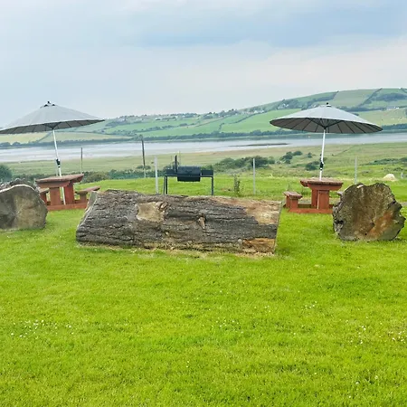 The Lazy Llama Shepherd Hut & Sauna Farm *