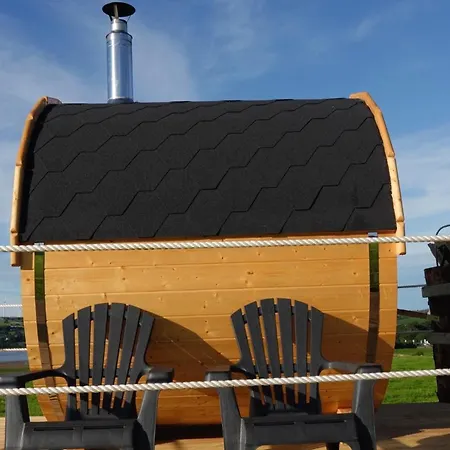 The Lazy Llama Shepherd Hut & Sauna *